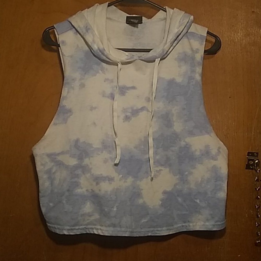 Cut out side's crop top